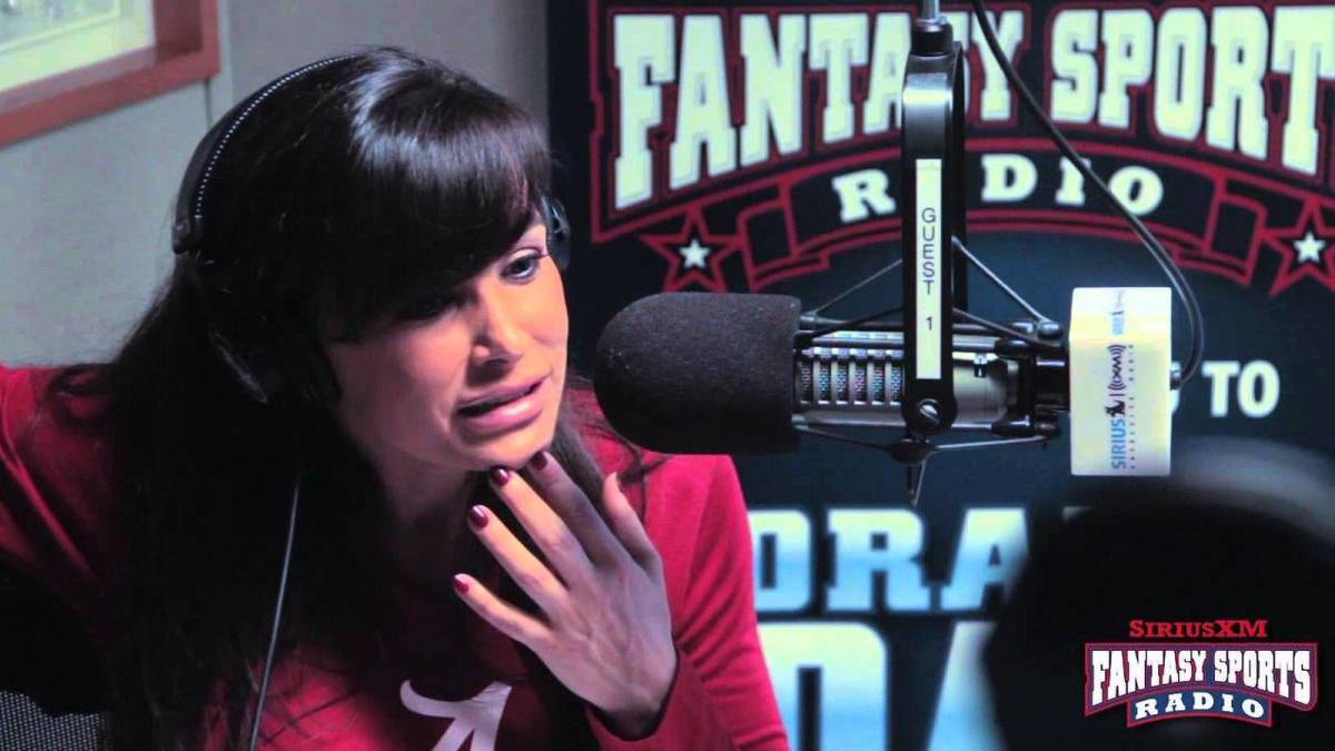 Ann, cambió el porno por el periodismo deportivo. De hecho, ha sido comentarista de la Liga de Fútbol Americano (NFL) y presentadora de un programa de una emisora que se emite por internet. El programa se llama Lisa Ann does Fantasy.