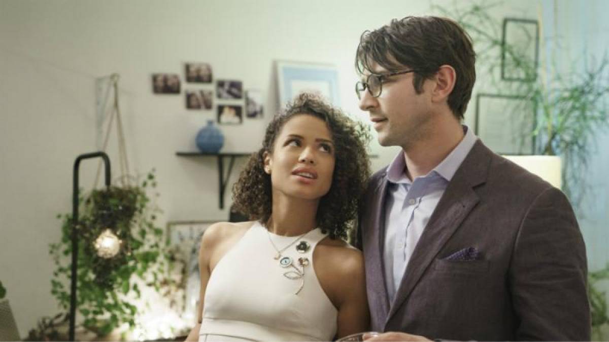 <b>“Y nadie más que tú”</b> cuenta cómo los recién prometidos Abbie (Gugu Mbatha-Raw) y Sam (Michiel Huisman) han sido los respectivos amores de sus vidas desde el colegio. Cuando el futuro que imaginaban juntos se trunca trágicamente, su relación se enfrenta a una prueba definitiva. Véala en Netflix.