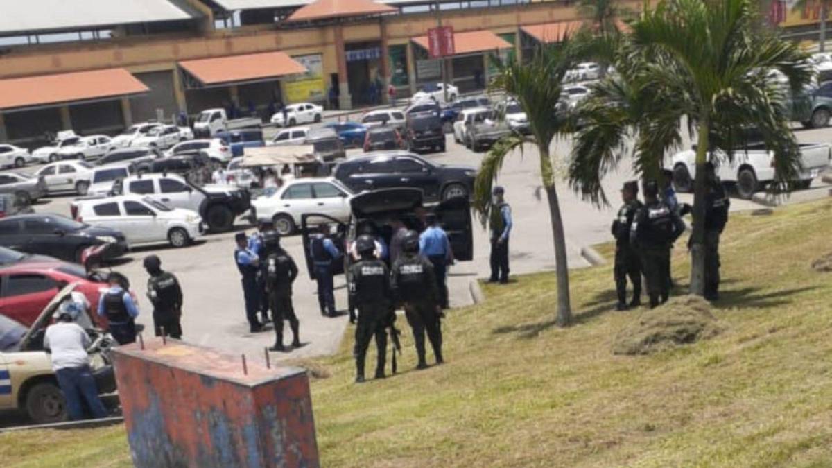 Con armas y balas, arrestan a cuatro hombres en la Terminal de Buses, San Pedro Sula (FOTOS)