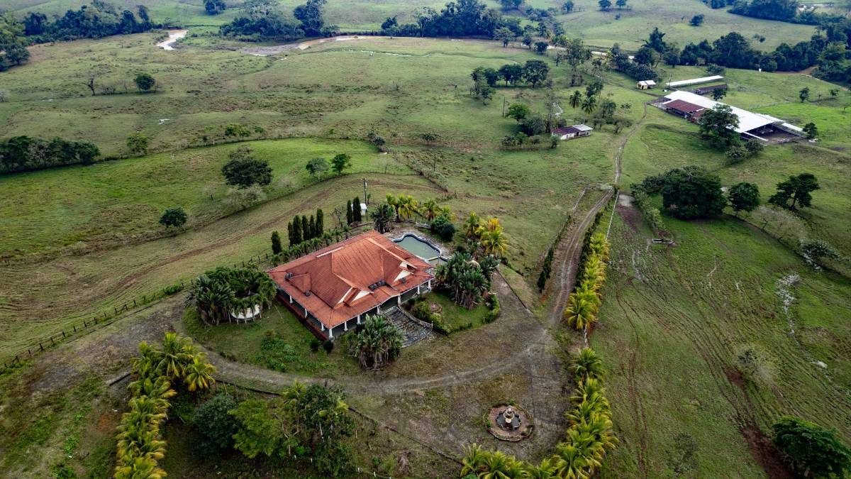 A pedazos se caen las casas y establos de Alexander Ardón