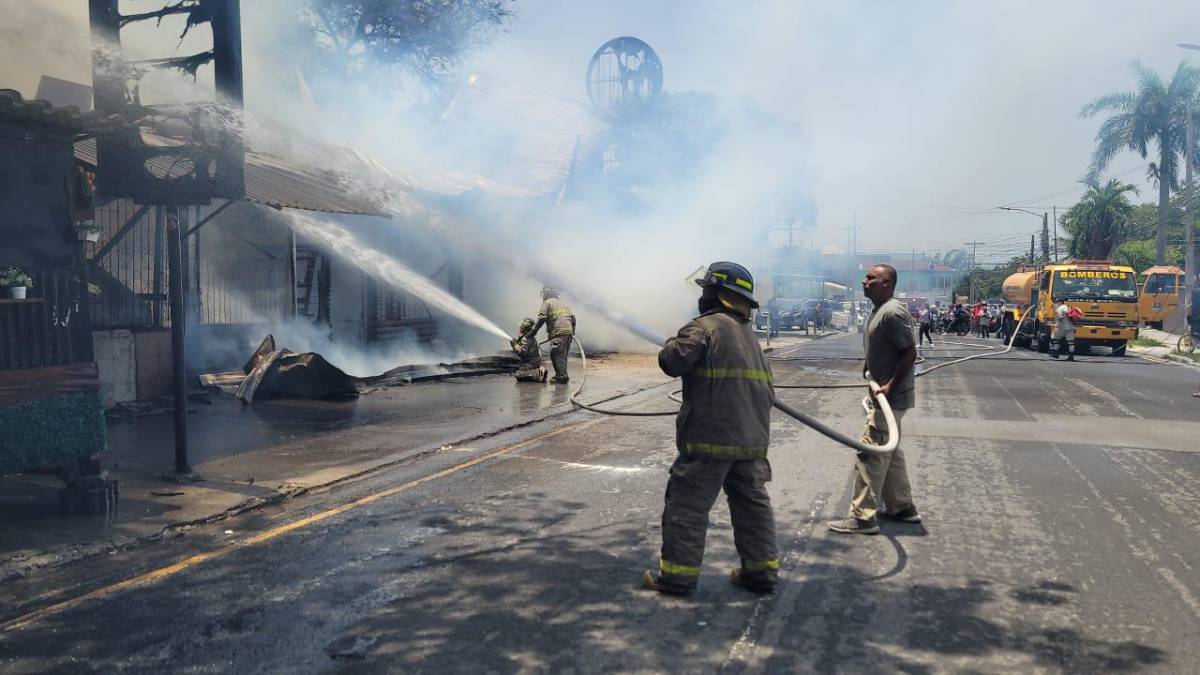 Incendio consume reconocido restaurante en San Pedro Sula