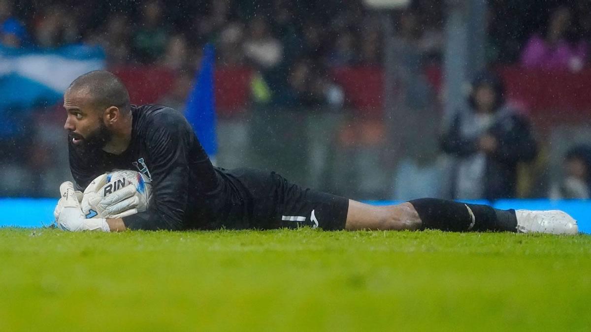 Edrick Menjívar perdió tiempo durante el partido y eso le hizo ganarse la primera tarjeta amarilla.