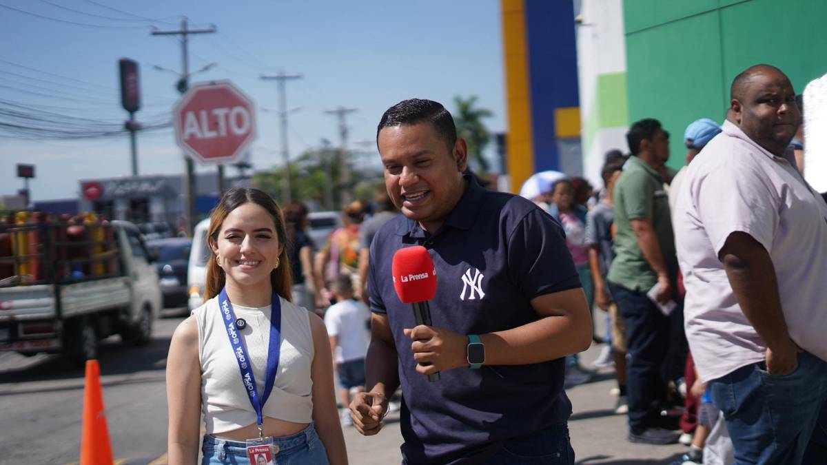 Sampedranos hacen largas filas para boletos del juego de tiktokers Honduras vs El Salvador