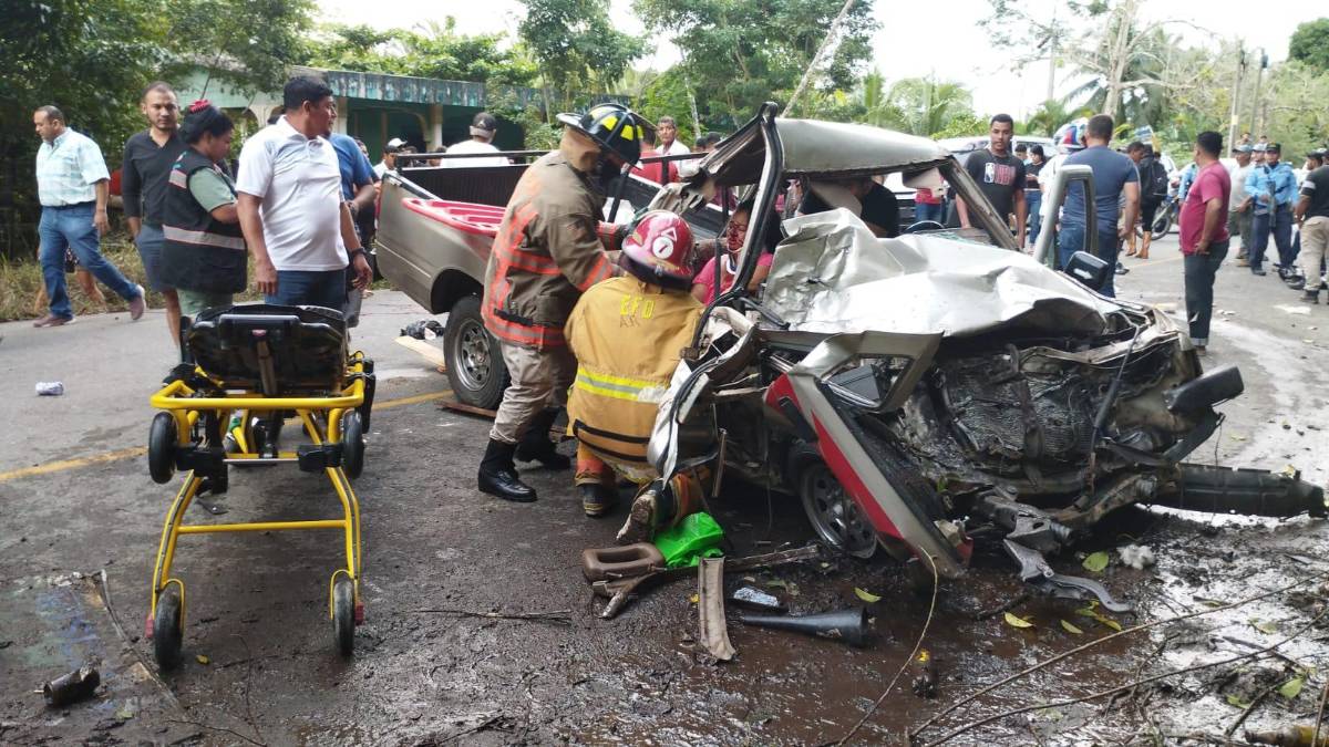 Bomberos atienden a una de las personas del accidente.