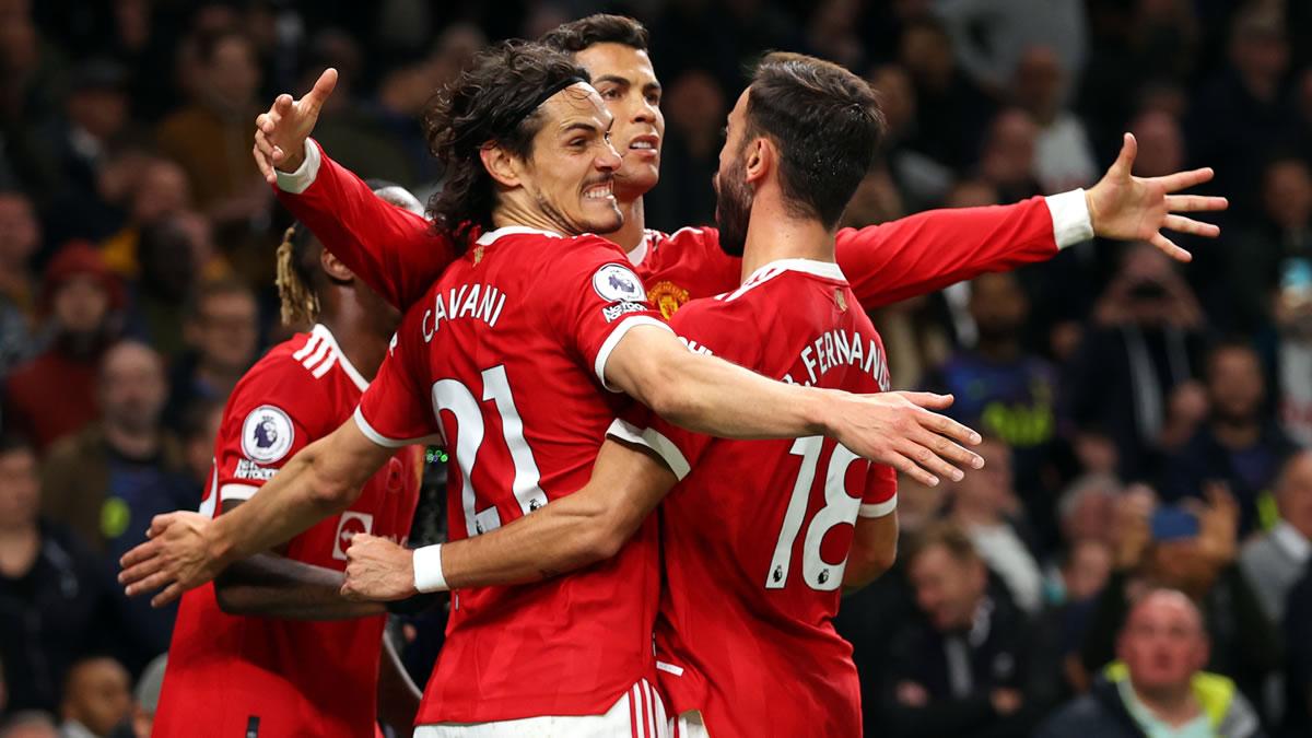 CR7 se abraza con sus compañeros tras marcar el golazo.