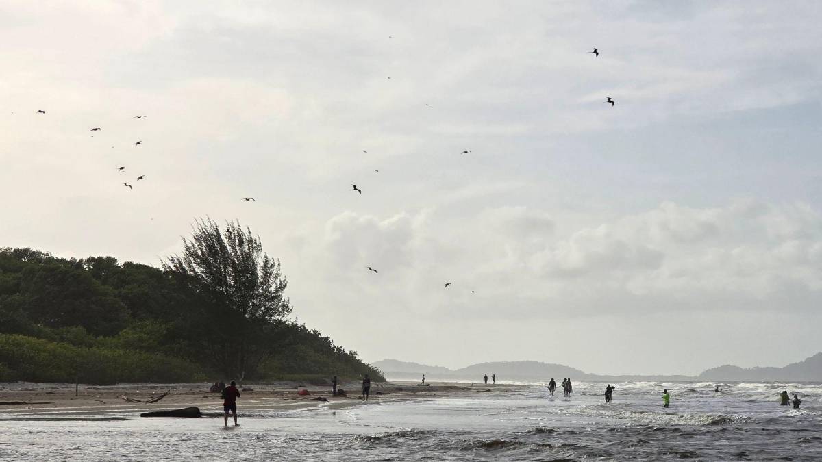 Pesca entre olas en la Miami de Tela: el asombroso ritual entre el mar y la laguna