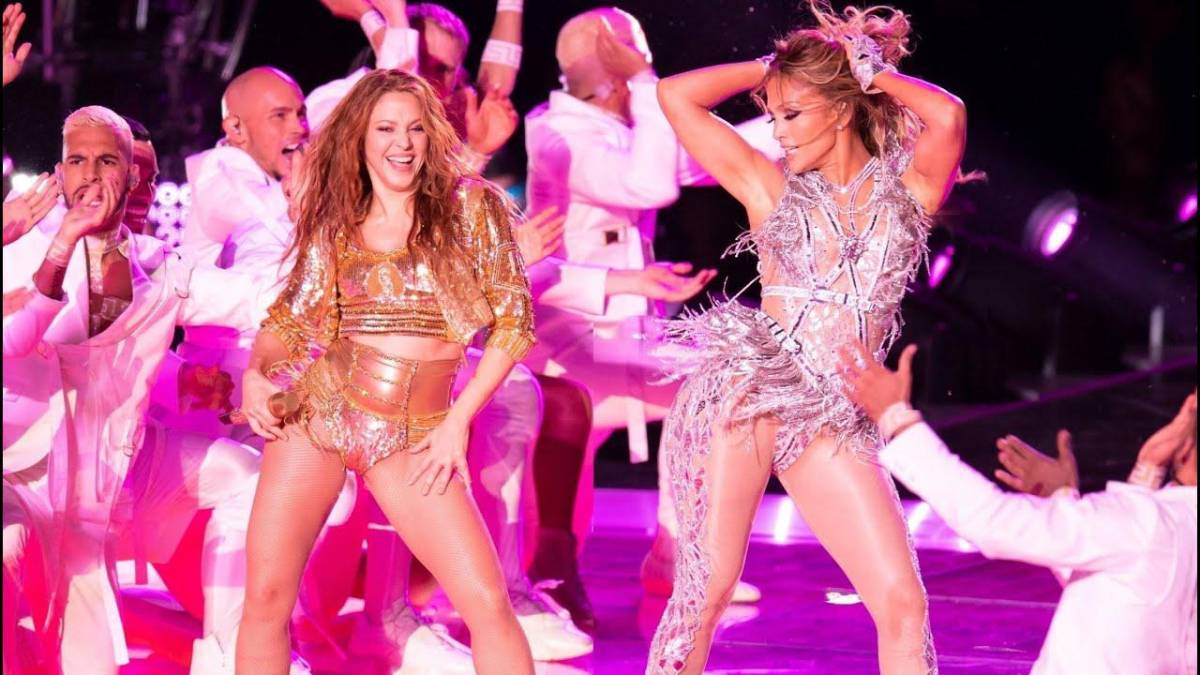 Shakira y JLO en 2020 dieron una explosiva actuación con mucho ritmo latino y sensualidad en el escenario.