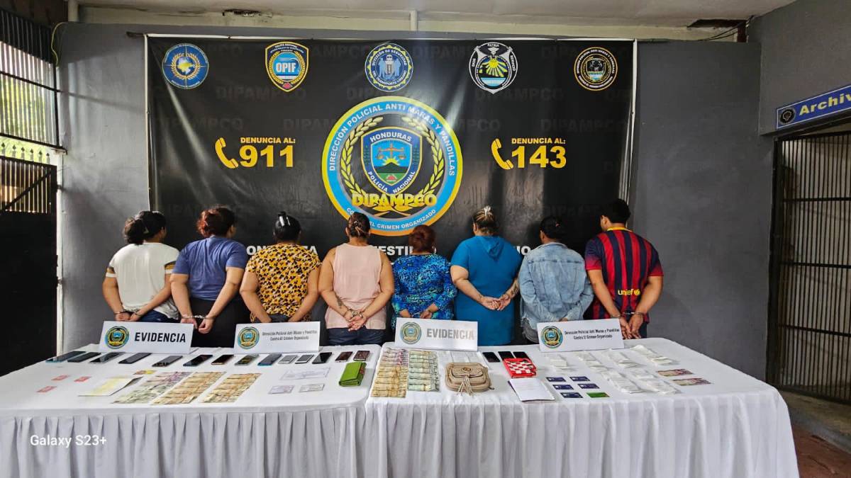 Los detenidos junto a evidencia decomisada por autoridades.