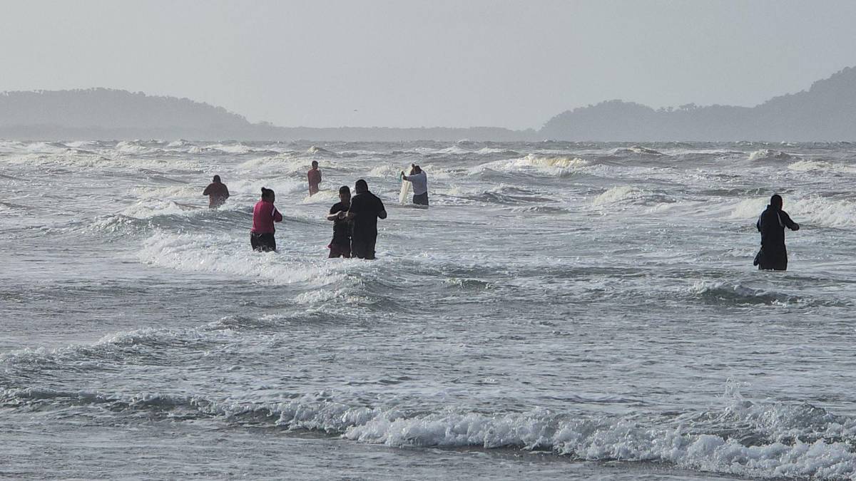 Pesca entre olas en la Miami de Tela: el asombroso ritual entre el mar y la laguna