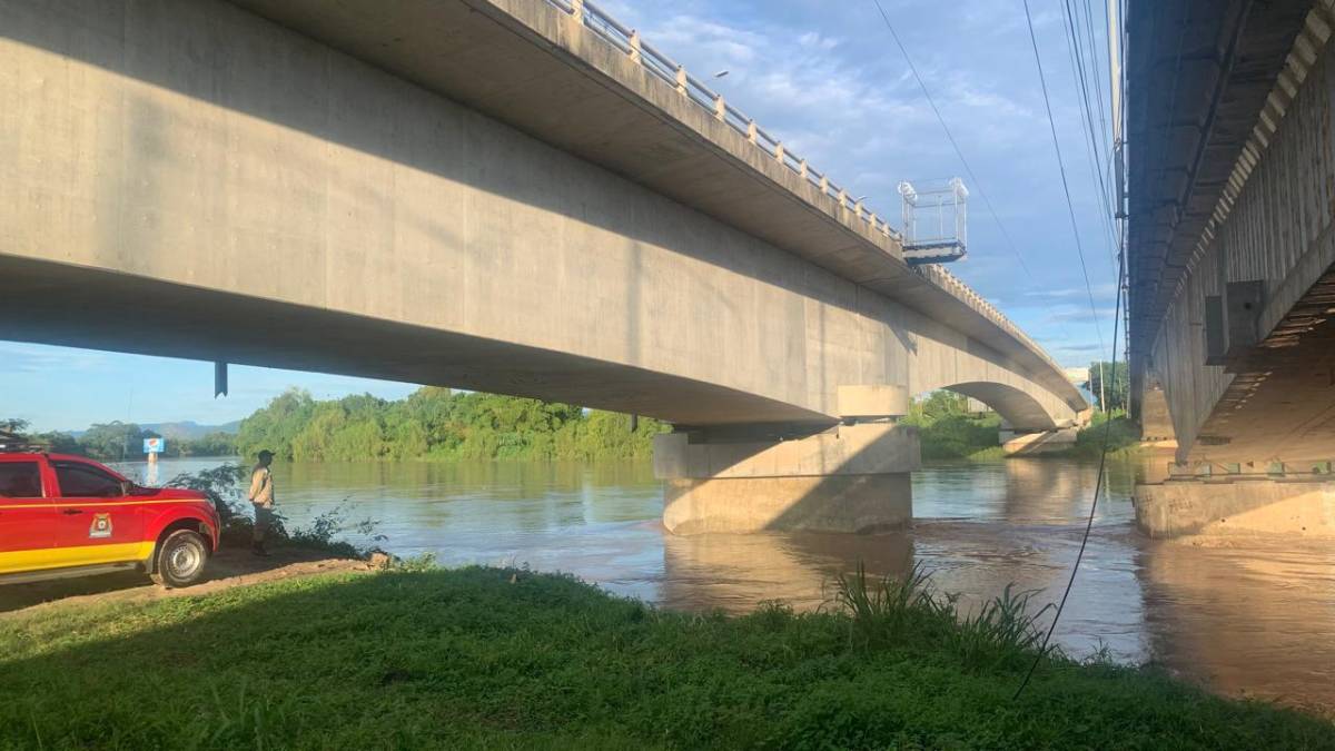 Bomberos de El Progreso observaban ayer el caudal del Ulúa.
