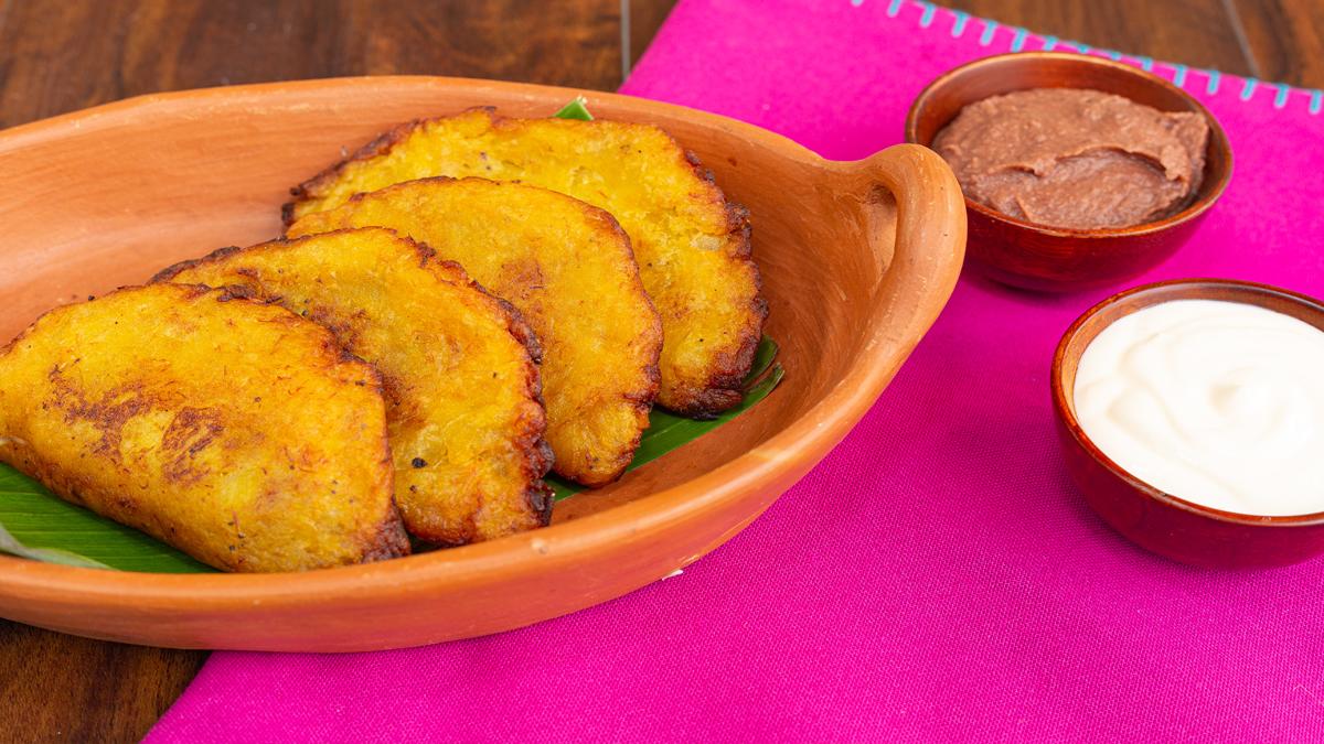 Una manera de evitar que la masa se pegue en las manos es untándose manteca, aceite o margarina.