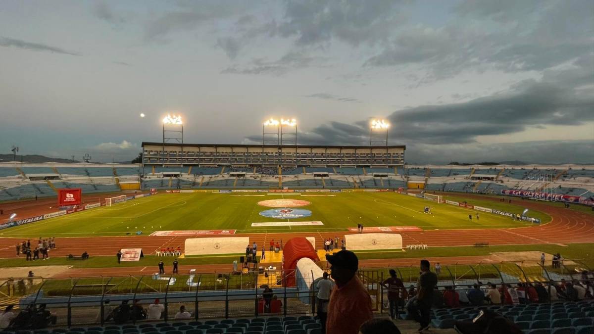 El Estadio Olímpico de San Pedro Sula no se llenó, pero en su interior había un gran ambiente.