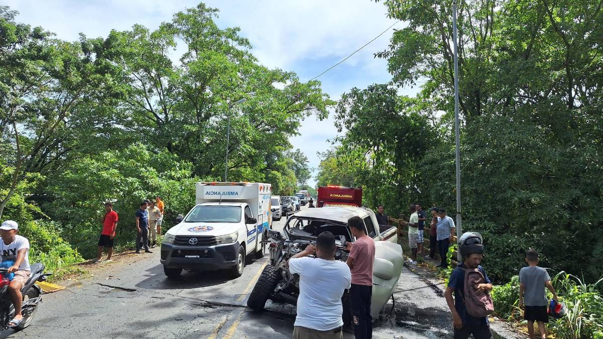 Así fue el choque entre entre bus y pickup que dejó a sampedranos heridos en El Porvenir