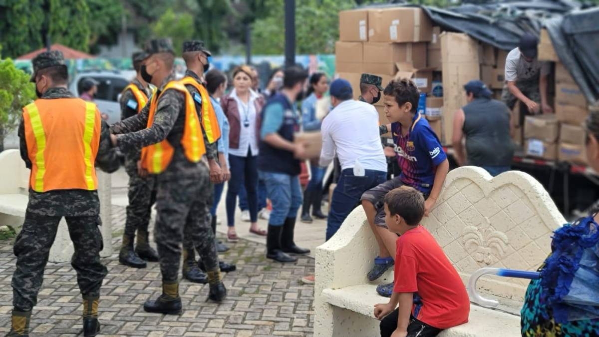 Militares llevan víveres a personas afectadas por las inundaciones del río Ulúa