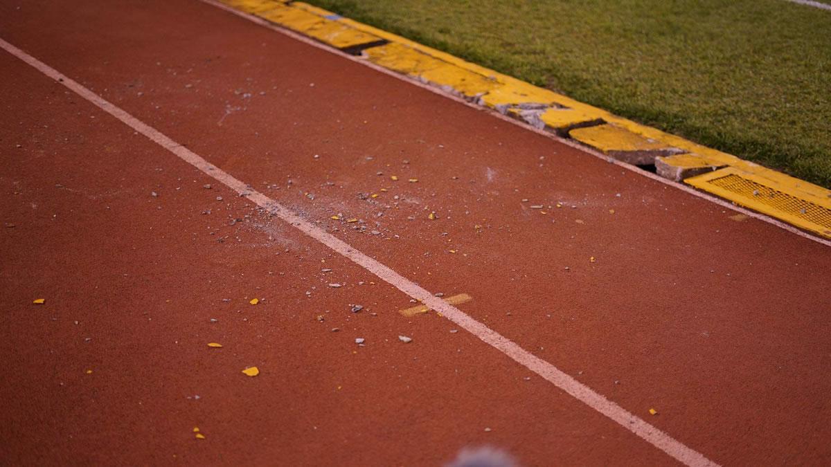 Los aficionados verdolagas agarraron piedras de la acera del drenaje del Olímpico para buscar agredir a los hinchas del Real España.