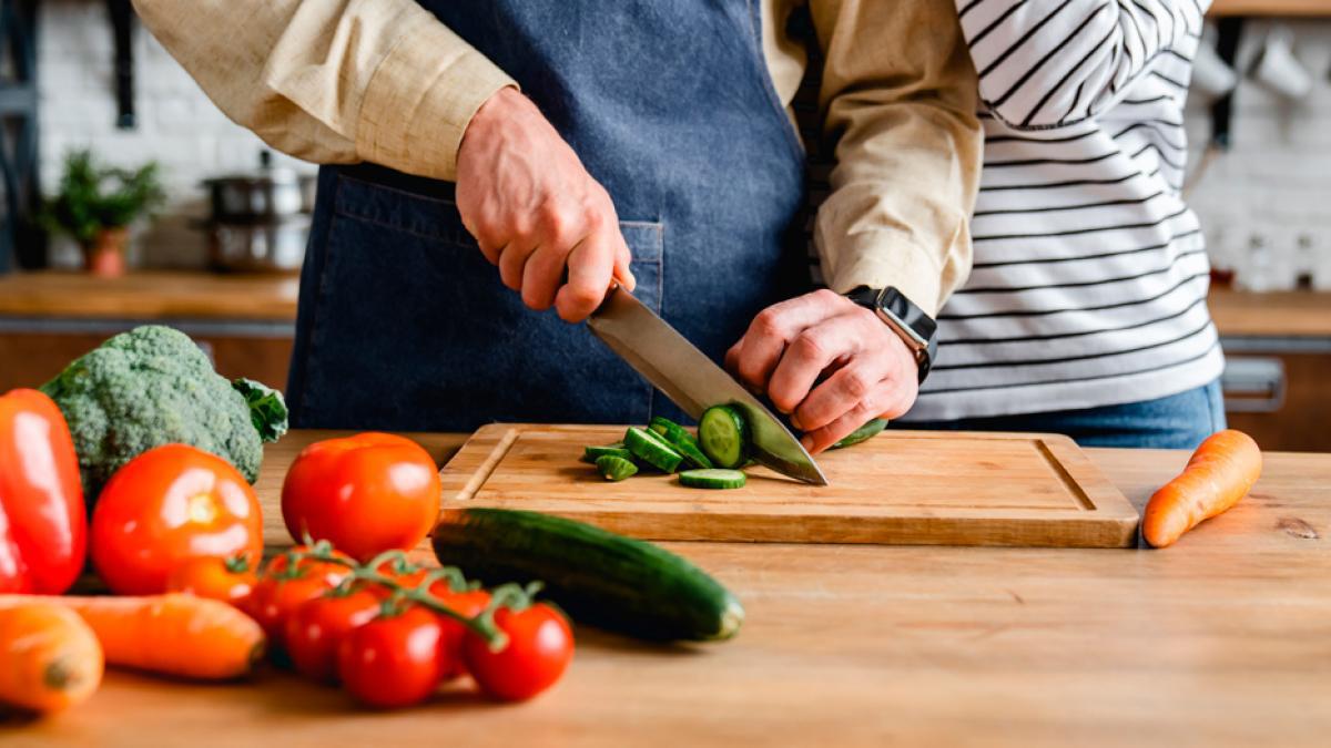 Además de frutas y verduras, incluye pequeñas cantidades de vino, frutos secos y hierbas aromáticas.