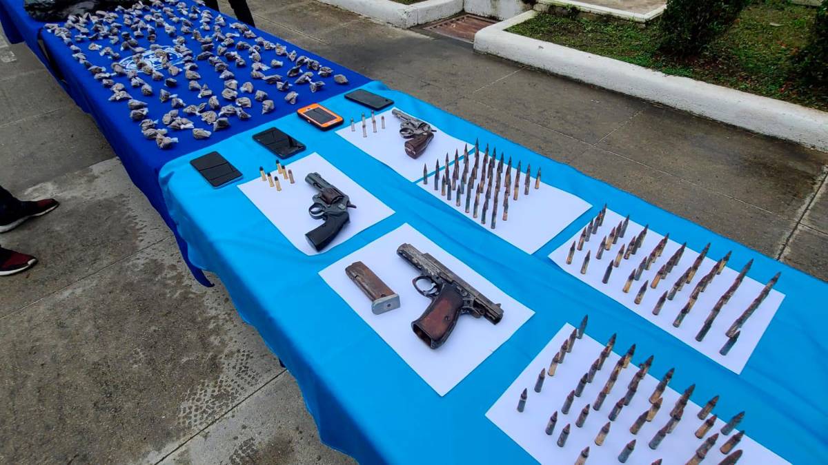 Drogas y armas decomisadas en el operativo policial.
