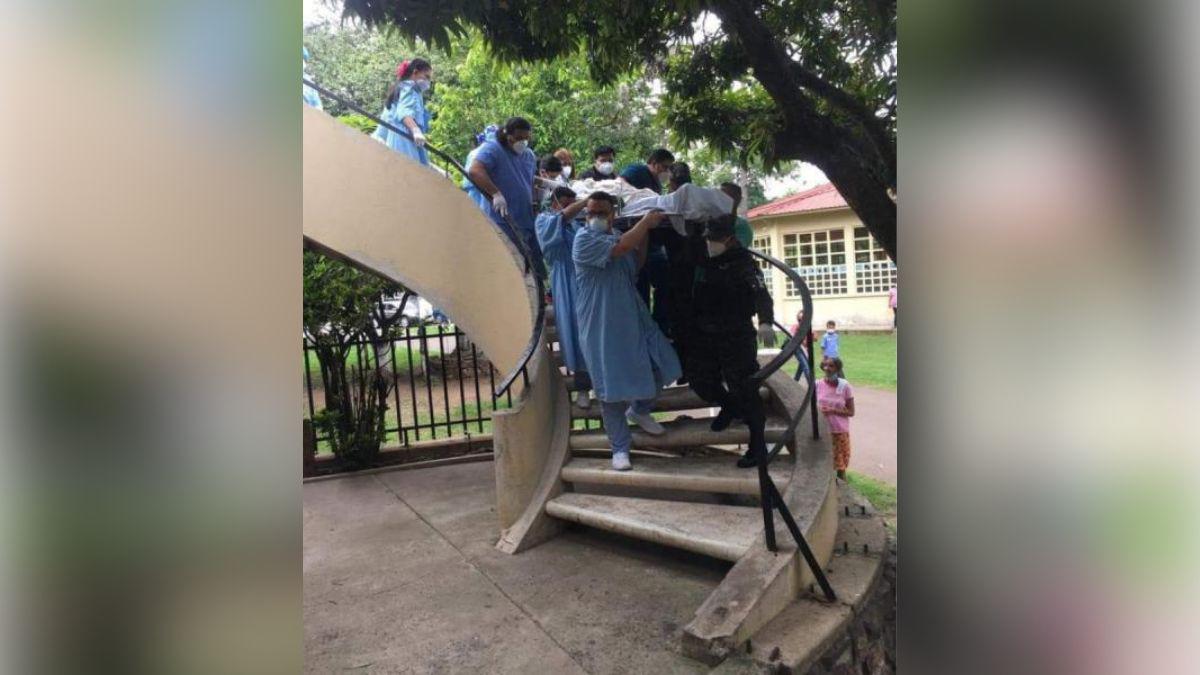 Paciente intubada es bajada por las gradas en Hospital del Tórax
