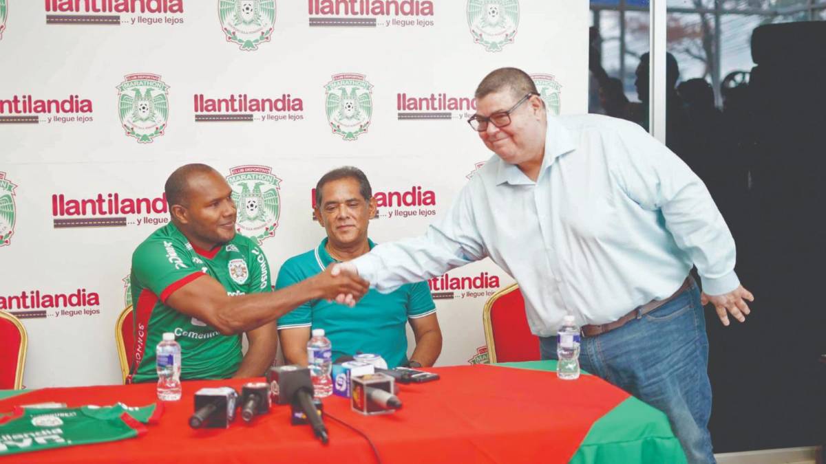 Nelson García, Jefe de Redacción de LA PRENSA le da la bienvenida al país al delantero de Marathón, Juan Anangonó.