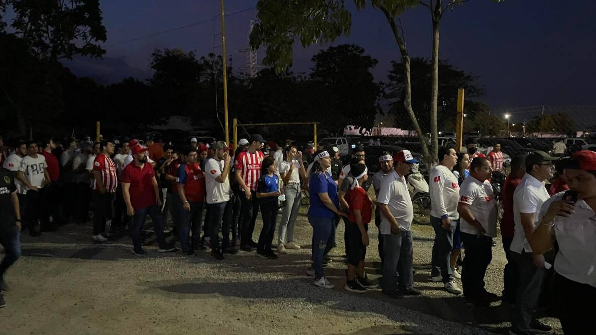 Largas filas en las afueras del estadio Olímpico de San Pedro Sula.