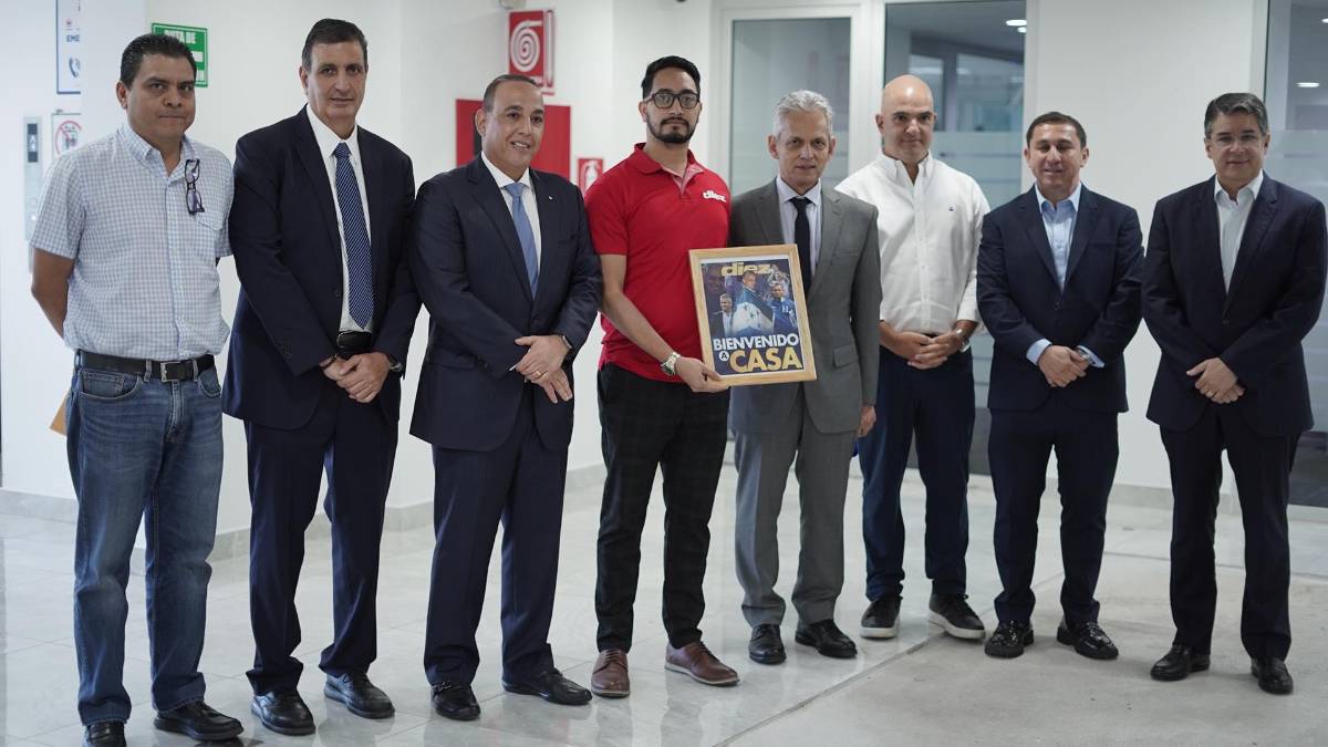 Diario Diez le obsequió al profe Reinaldo Rueda una portada en donde se le da la bienvenida.