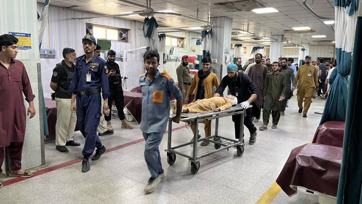 Horror en escuela: hallan muertos a 32 estudiantes y una maestra tras caerse techo