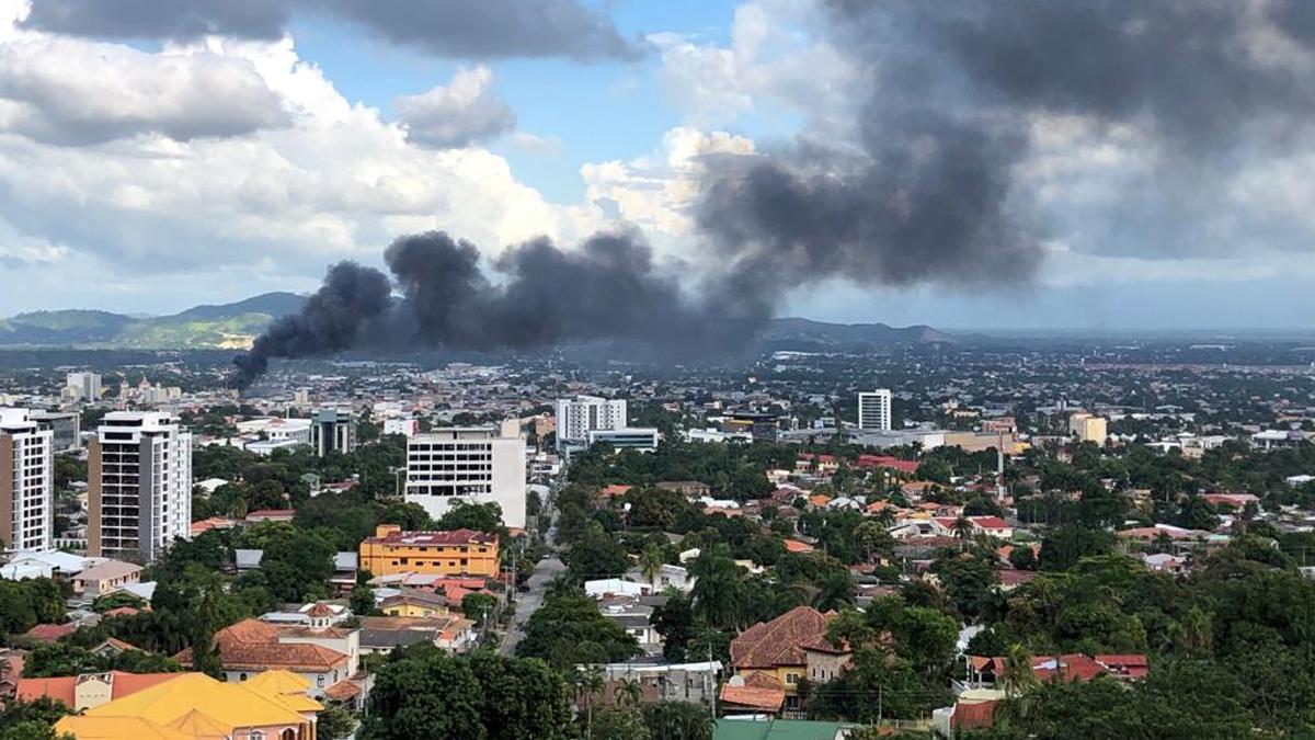 Vista panorámica de la ciudad de San Pedro Sula donde se ve el humo del incendio.