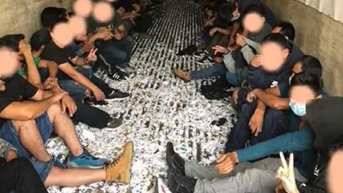 Mexicano se declara culpable de transportar a 85 migrantes en un tráiler