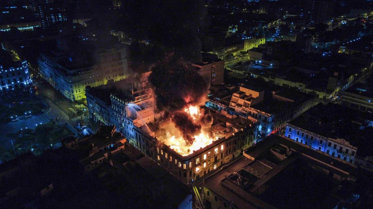  Un incendio de grandes dimensiones arrasó una casona del centro histórico de Lima, apenas a unos metros de la icónica Plaza San Martín, epicentro de la gran manifestación antigubernamental en la capital peruana.
