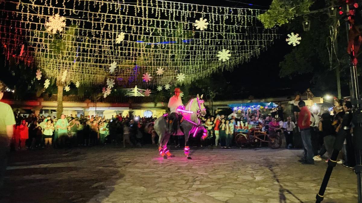 Oziel Pineda con su caballo que lució luces led rosadas, se robó la atención de miles de personas que asistieron a ver el programa de actividades organizadas por la Municipalidad de Copán Ruinas.