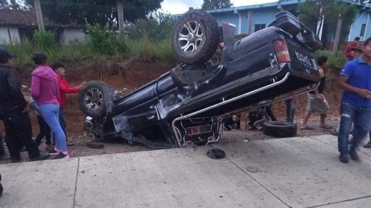15 heridos deja volcamiento de pick-up en Lempira