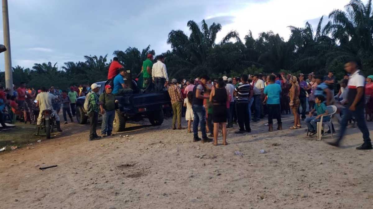 Supuestos campesinos se toman carretera CA-13 y portón de planta de corporación Dinant