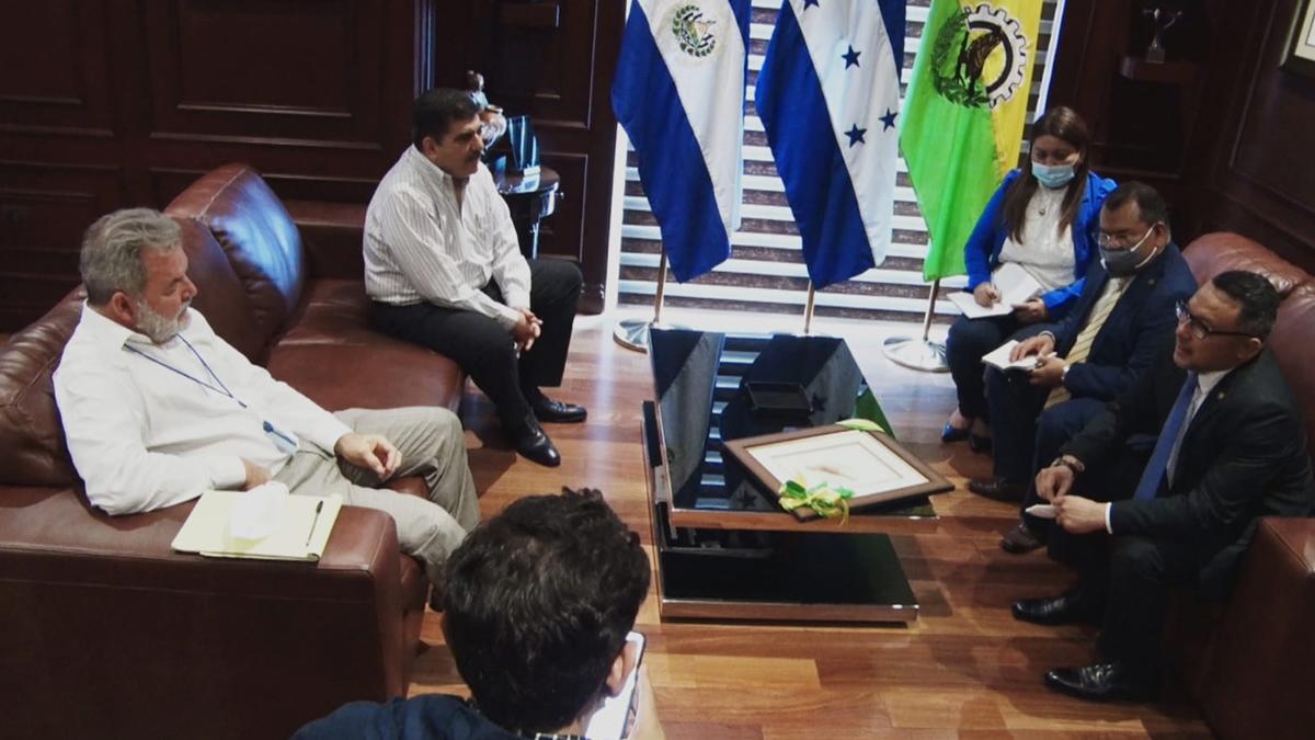 Roberto Contreras recibió a German Banacek en su oficina.