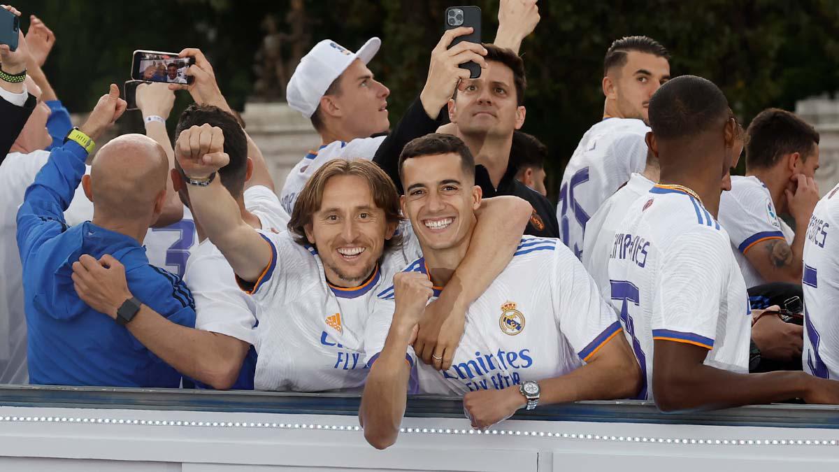 La felicidad de Luka Modric con Lucas Vázquez.