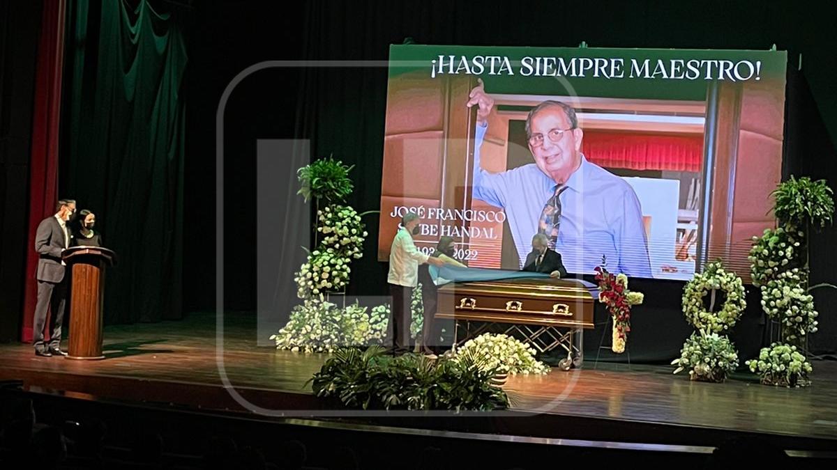 El empresario hondureño José Francisco Saybe, uno de los principales promotores del teatro en Honduras, fue trasladado este miércoles al Teatro que lleva su nombre en San Pedro Sula, donde le rindieron homenaje póstumo.