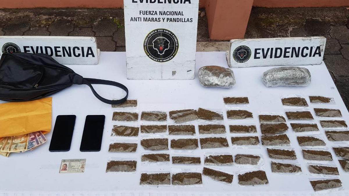 Evidencia decomisada a los supuestos pandilleros.