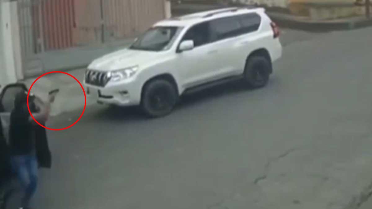 Video: Captan a tres hombres armados interceptar a conductor de camioneta