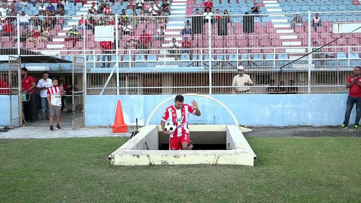 Jonathan Bornstein fue ovacionado por los aficionados que asistieron al estadio Ceibeño.