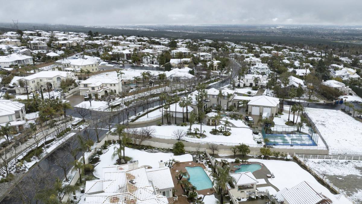 David Gomberg, meteorólogo del Servicio Meteorológico Nacional con sede en Oxnard (California), dijo al periódico Los Angeles Times que la nueva tormenta es “típica” del tiempo invernal de California en términos de cantidades de lluvia y nieve.