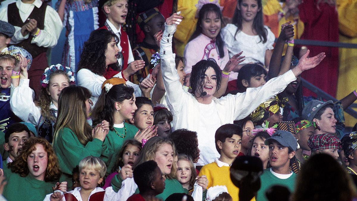 Michael Jackson se puso a sí mismo por encima de sus canciones. Dio ha entender que era el rey, el ídolo. Cuando al fin comenzó a cantar, no hay nada de voz. Se nota perfectamente al introducir ‘Heal the World’, con el que utilizó un micrófono distinto. No usó el inalámbrico que llevaba puesto. Parecía que la persona que hablaba y la que cantaba eran dos distintas. Todas estas situaciones opacaron su presentación, y para colmo en el verano de ese mismo año, Michael recibió su primera denuncia por abuso de menores (nunca fue condenado). Iniciando así el declive de su carrera y su reputación.