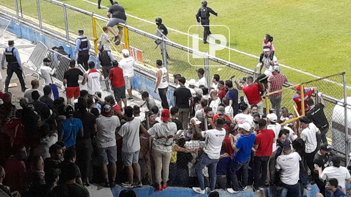 Esto recordó a lo ocurrido en el clásico Real España-Marathón en abril, la afición del Olimpia se metió a la cancha desde un sector para buscar a los motagüenses.