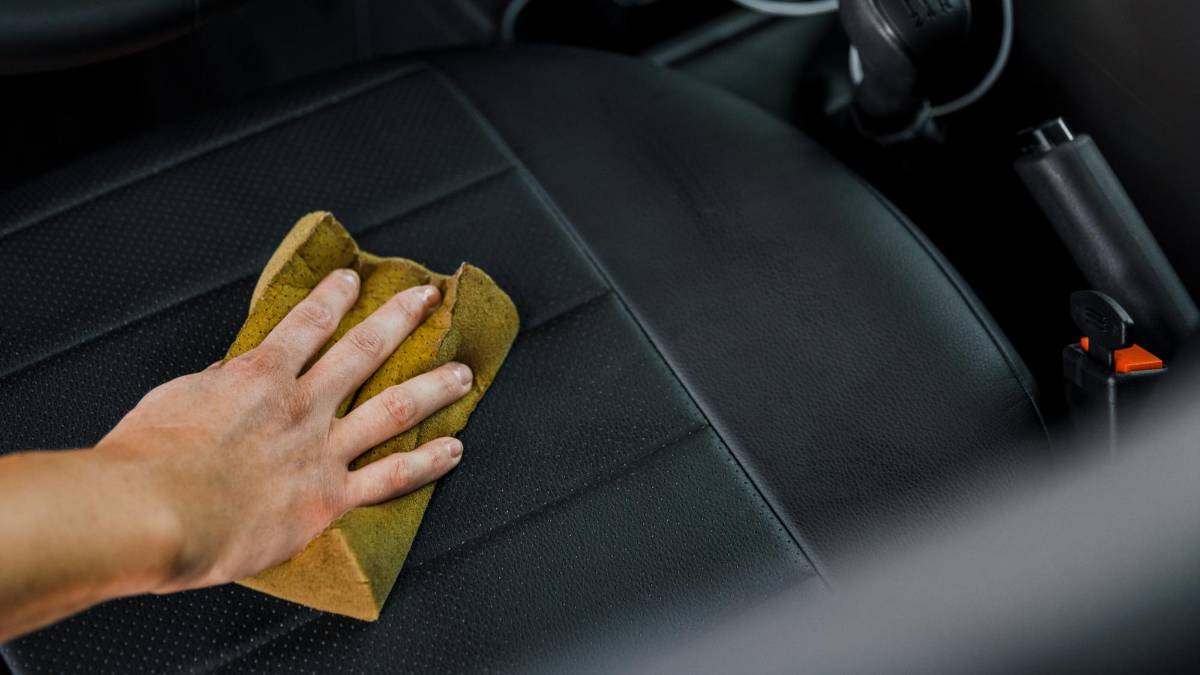 No exageres a la hora de aplicar la cera, solo necesitas esparcir una capa muy fina.