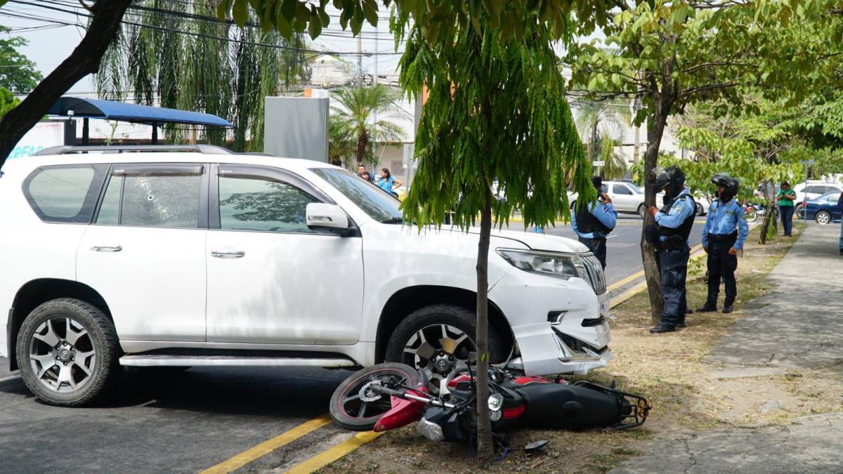 Según testigos, sujetos armados seguían a Elkin y lo alcanzaron en el bulevard Morazán entre la 14 y 15 avenida.