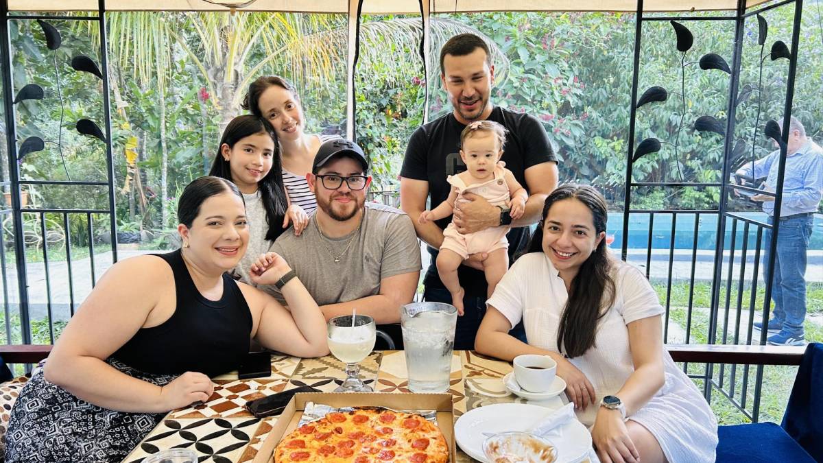 Una familia copaneca disfruta en Cafe Motmot en San Juan de Opoa de la pizza de Parmas