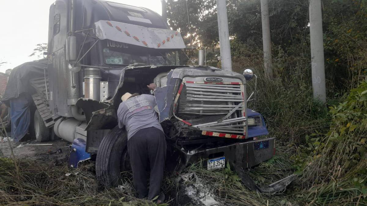 La rastra del héroe hondureño don Elías queda destrozada tras accidente