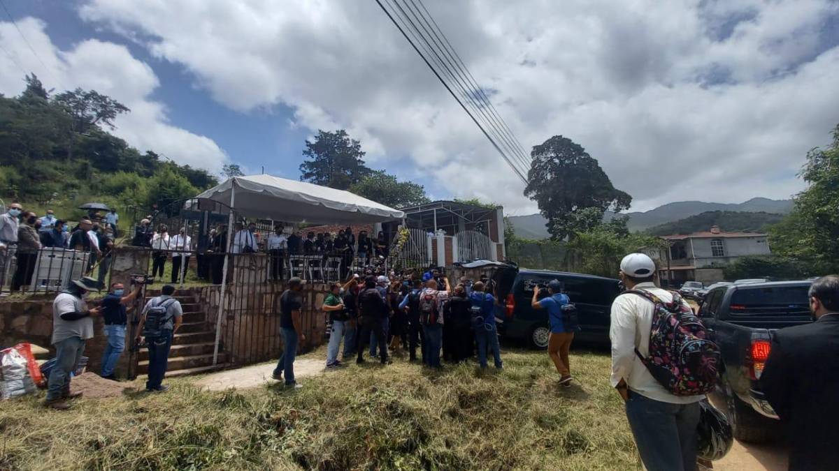 Anteriormente, el cuerpo de Said, de 23 años, fue velado a la funeraria San Miguel Arcángel después fue llevado a la iglesia en una caravana de vehículos donde se transportaban sus familiares y amigos.