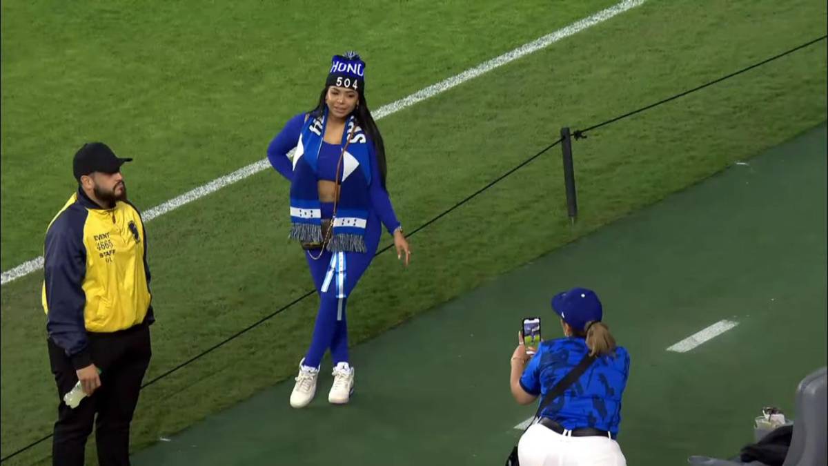 Esta aficionada hondureña cautivó en el estadio angelino con su sexy atuendo con los colores de la Selección de Honduras.