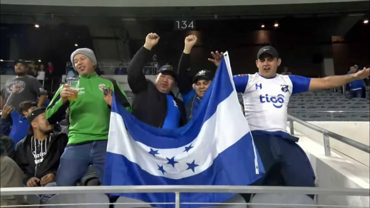 Estos aficionados hondureños, con camisetas del Marathón y Honduras Progreso, tiraron los pasos prohibidos con la canción ‘Sopa de caracol’ de Banda Blanca.