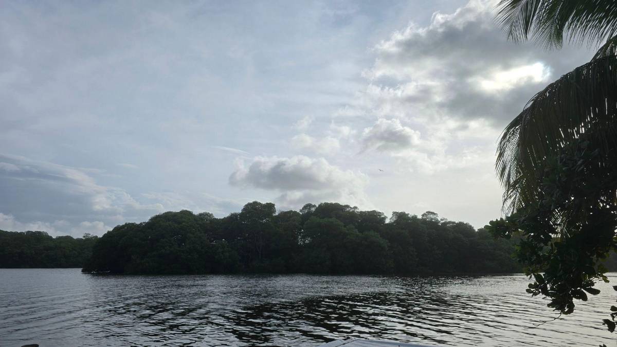 Pesca entre olas en la Miami de Tela: el asombroso ritual entre el mar y la laguna