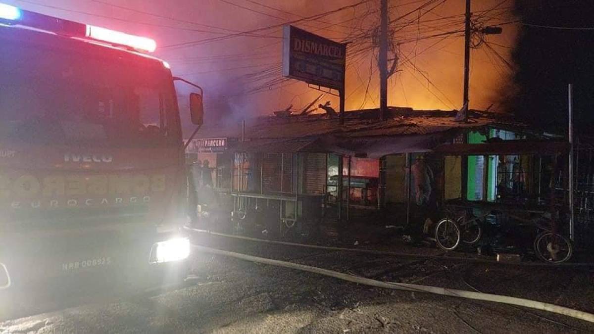 Pavoroso incendio consumió cinco negocios en mercado de Choluteca